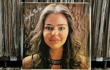 Após cantar em bares noturnos e passar três anos em Londres como garçonete e faxineira, Angela Ro Ro lançou o primeiro álbum, "Angela Ro Ro", em 1979. O disco se destacou por faixas como "Amor, meu grande amor" e "Tola foi você". -Reprodução