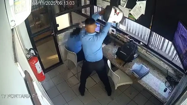 Momento em que mulher é agredida com capacete por colega de trabalho em Salvador - (crédito: Reprodução)