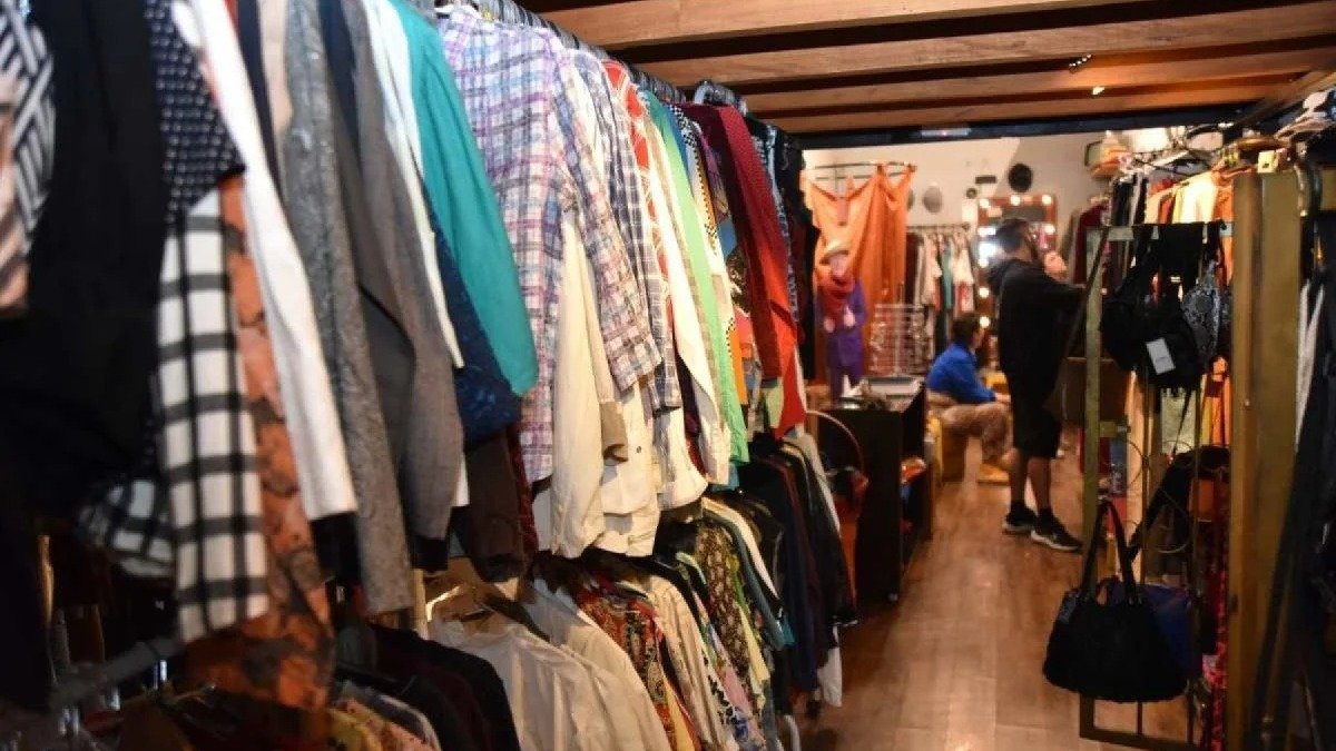 Brechós em alta: por que o mercado de moda retrô cresce no Brasil