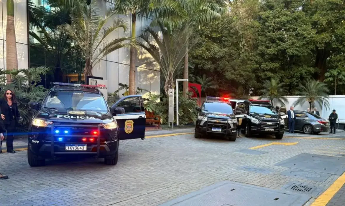 Viaturas da Polícia Civil em megaoperação que investiga fraude fiscal no setor de combustíveis -  (crédito: Divulgação/Polícia Civil de SP)