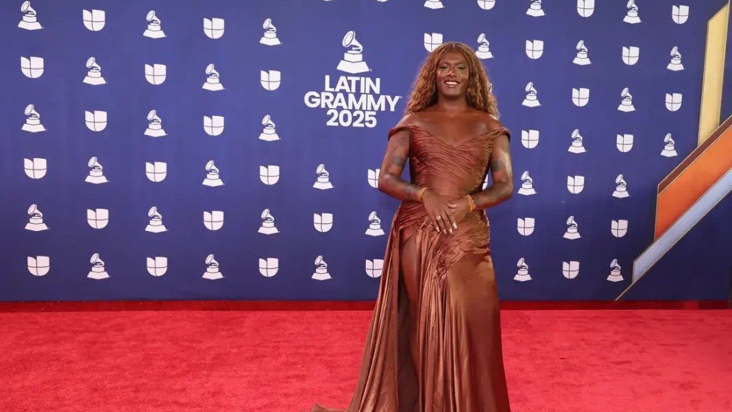 Liniker, uma das artistas brasileiras mais premiadas, em registro de divulga&ccedil;&atilde;o do Grammy Latino 2025. -  (crédito: Reprodu&ccedil;&atilde;o)