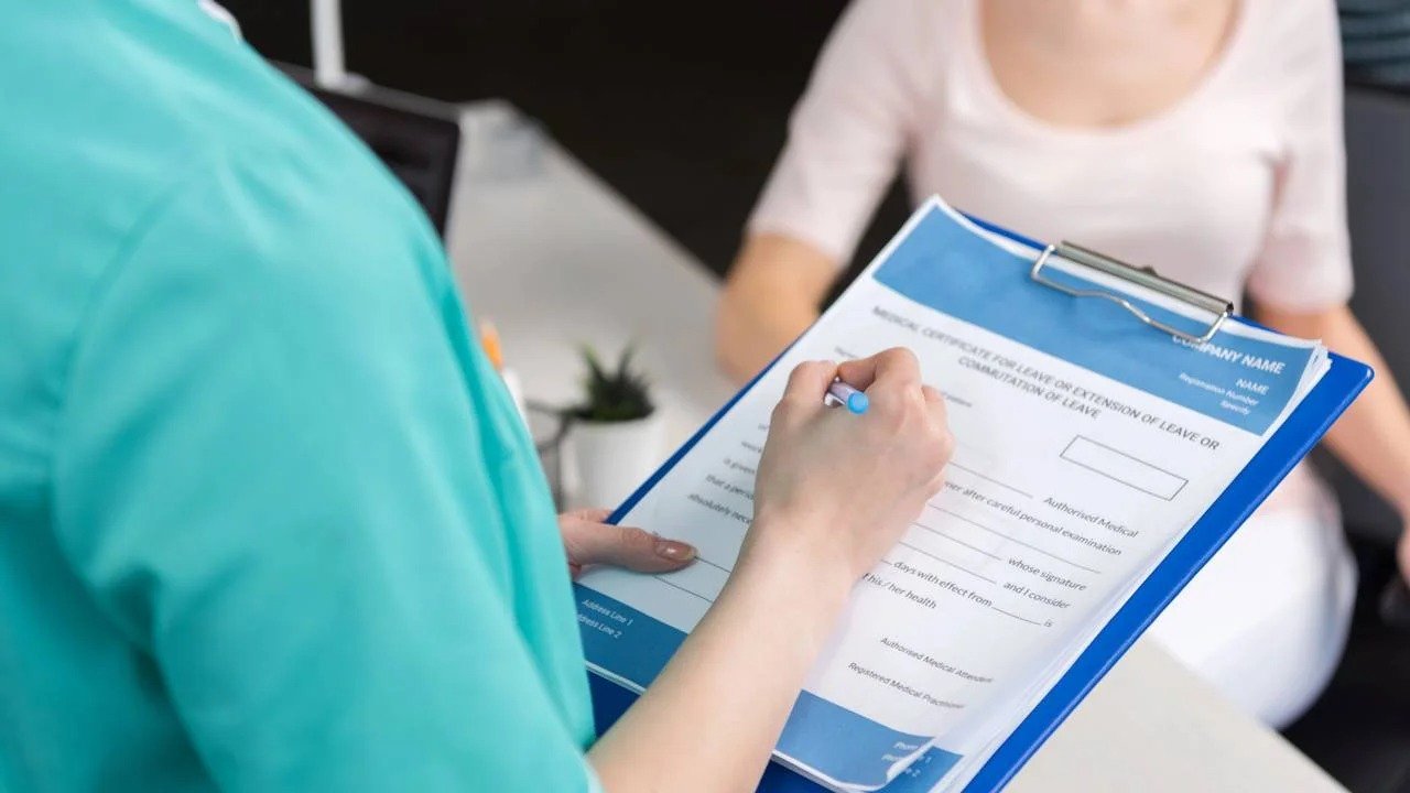 Atestados e laudos m&eacute;dicos s&atilde;o essenciais para justificar aus&ecirc;ncias e garantir direitos do paciente. -  (crédito: depositphotos.com/ AlexLipa)