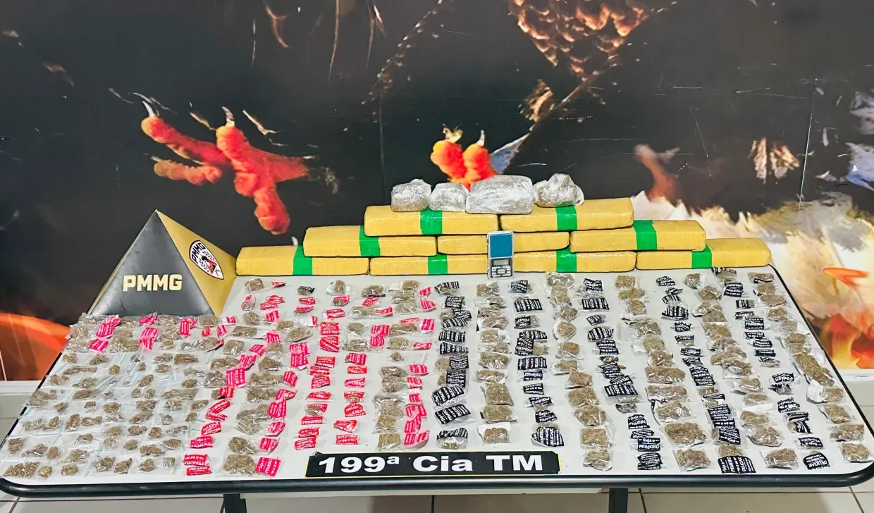 Drogas encontradas na residência da mulher que fugiu e deixou criança para trás -  (crédito: PMMG)