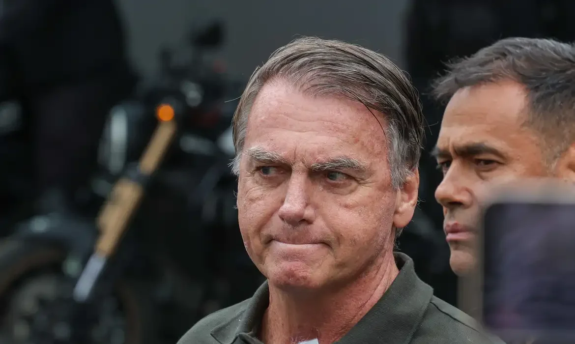 Bolsonaro não tem previsão de alta, diz equipe médica