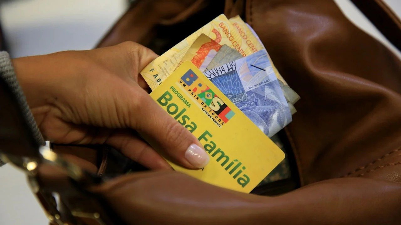 O cart&atilde;o do Bolsa Fam&iacute;lia, um dos pilares do programa de transfer&ecirc;ncia de renda para fam&iacute;lias em situa&ccedil;&atilde;o de vulnerabilidade no Brasil. -  (crédito: depositphotos.com/ joasouza)