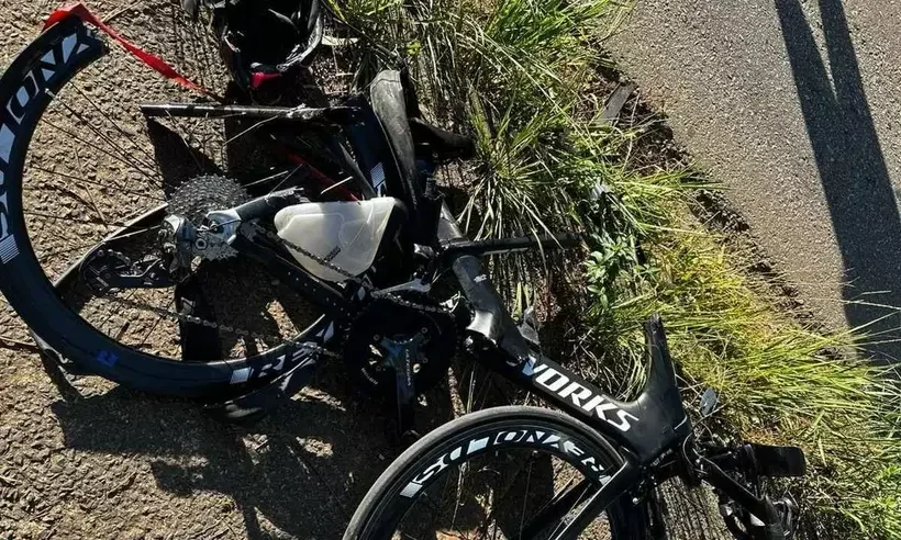 Bicicleta do ciclista atropelado na BR-365, ap&oacute;s o acidente -  (crédito: Reprodu&ccedil;&atilde;o/Redes sociais)