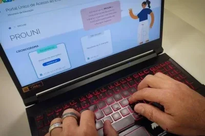 Estudante acessa o Portal &Uacute;nico de Acesso ao Ensino Superior para realizar inscri&ccedil;&atilde;o no Prouni, programa que oferece bolsas de estudo. -  (crédito: Juca Varella / Ag&ecirc;ncia Brasil )