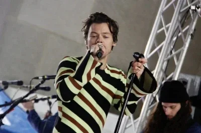Harry Styles em performance, consolidando a identidade musical aut&ecirc;ntica e o sucesso global mencionados na mat&eacute;ria. -  (crédito: depositphotos.com / thenews2.com)