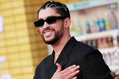 Bad Bunny, um dos maiores nomes da m&uacute;sica global, trar&aacute; sua aguardada turn&ecirc; "DeB&Iacute; TiRAR M&aacute;S FOToS World Tour" ao Brasil em 2026. -  (crédito: Michael Tran/AFP)