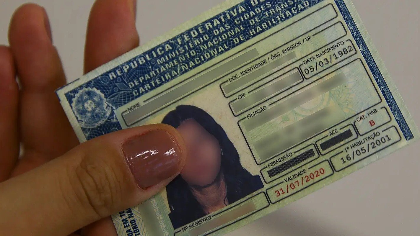 A Carteira Nacional de Habilita&ccedil;&atilde;o (CNH), mostrada na imagem, pode ser renovada de forma online, simplificando o processo para motoristas. -  (crédito: Divulga&ccedil;&atilde;o/ Ag&ecirc;ncia Brasil)