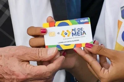 Cart&atilde;o do programa P&eacute;-de-Meia &eacute; entregue a estudante, simbolizando o incentivo financeiro para a conclus&atilde;o do ensino m&eacute;dio. -  (crédito: Divulga&ccedil;&atilde;o/ Marcelo Camargo Ag&ecirc;ncia Brasil)
