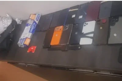 Os aparelhos estavam escondidos em uma mochila e alguns estavam cobertos por papel alumínio para bloquear o sinal -  (crédito: PMMG/Divulgação)