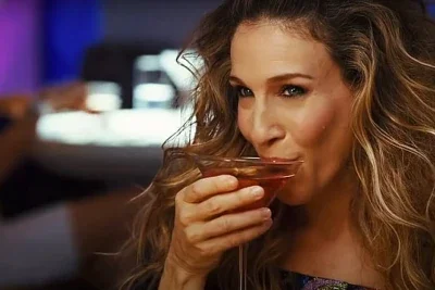 Na s&eacute;rie pela qual se consagrou, Sarah Jessica Parker bebe o drink cosmopolitan recorrentemente
 -  (crédito: Reprodu&ccedil;&atilde;o)