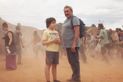 A trama segue a jornada de um pai e um filho que buscam por Mar - filha e irm&atilde; -, que desapareceu meses antes em uma rave intermin&aacute;vel nas montanhas do sul do Marrocos. -  (crédito: Quim Vives/Divulga&ccedil;&atilde;o)