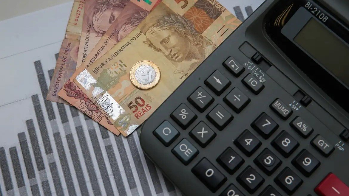 C&eacute;dulas de reais e uma calculadora exemplificam o planejamento financeiro para a regulariza&ccedil;&atilde;o de impostos como IPVA e ICMS. -  (crédito: Marcelo CasalJr/ Ag&ecirc;ncia Brasil)