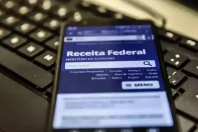 A p&aacute;gina da Receita Federal no celular: portal oficial para contribuintes evitarem erros na declara&ccedil;&atilde;o do Imposto de Renda. -  (crédito: Marcello Casal Jr./ Ag&ecirc;ncia Brasil)