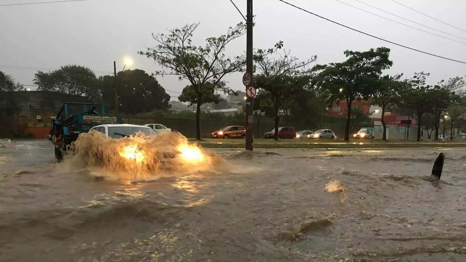 Motoristas enfrentam avenidas alagadas em Belo Horizonte, cen&aacute;rio comum durante os temporais que exigem aten&ccedil;&atilde;o dos cidad&atilde;os. -  (crédito: Jorge Lopes/EM/DA Press)