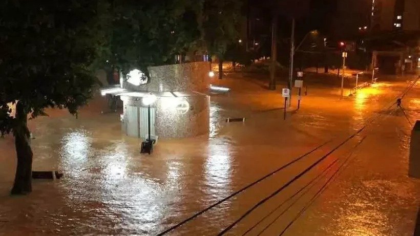 Cidades de Minas Gerais enfrentam alagamentos severos ap&oacute;s chuvas torrenciais, evidenciando a necessidade de doa&ccedil;&otilde;es para as v&iacute;timas. -  (crédito: Reprodu&ccedil;&atilde;o da Internet/ WhatsApp)