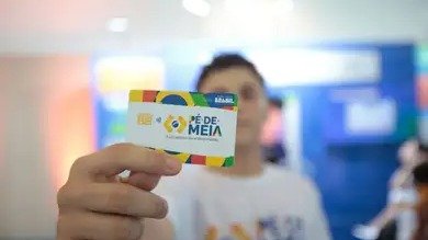 O cart&atilde;o do programa P&eacute;-de-Meia, detalhado na reportagem, &eacute; um incentivo financeiro para estudantes do ensino m&eacute;dio da rede p&uacute;blica. -  (crédito: Reprodu&ccedil;&atilde;o/ Ag&ecirc;ncia Brasil)