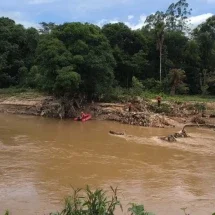 Corpo é resgatado pelos bombeiros no Rio Paraibuna, em Juiz de Fora - Reprodução/Tribuna de Minas 