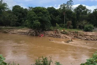 Corpo é resgatado pelos bombeiros no Rio Paraibuna, em Juiz de Fora