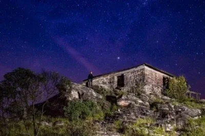 C&eacute;us estrelados como o de S&atilde;o Thom&eacute; das Letras impulsionam o astroturismo na regi&atilde;o -  (crédito: S&atilde;o Thom&eacute; das Letras - Wikimedia Commons)