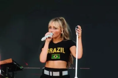 Sabrina Carpenter, uma das atra&ccedil;&otilde;es confirmadas para o Lollapalooza no Brasil em 2026, durante apresenta&ccedil;&atilde;o anterior no pa&iacute;s. -  (crédito: Reprodu&ccedil;&atilde;o / Instagram @sabrinacarpenter)