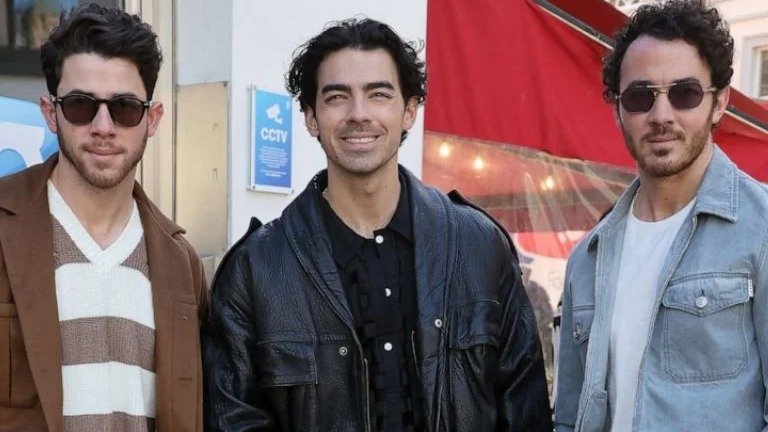 Nick, Joe e Kevin Jonas posam juntos, refletindo a trajet&oacute;ria da banda por cidades importantes que marcaram suas vidas. -  (crédito: Reprodu&ccedil;&atilde;o/Instagram/@jonasbrothers)