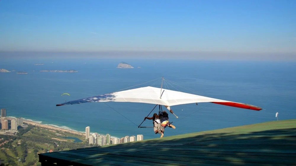 A aventura do voo duplo de asa delta proporciona vistas espetaculares da orla carioca, com a decolagem da rampa da Pedra Bonita. -  (crédito: Divulga&ccedil;&atilde;o / Asa Delta Brasil)