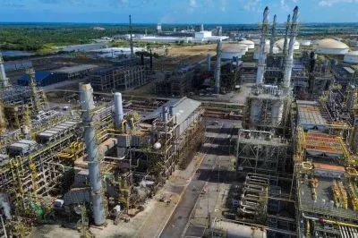 A complexa estrutura das refinarias reflete as etapas da produ&ccedil;&atilde;o de diesel que influenciam seu pre&ccedil;o final na bomba. -  (crédito: Fernando Fraz&atilde;o/ Ag&ecirc;ncia Brasil)