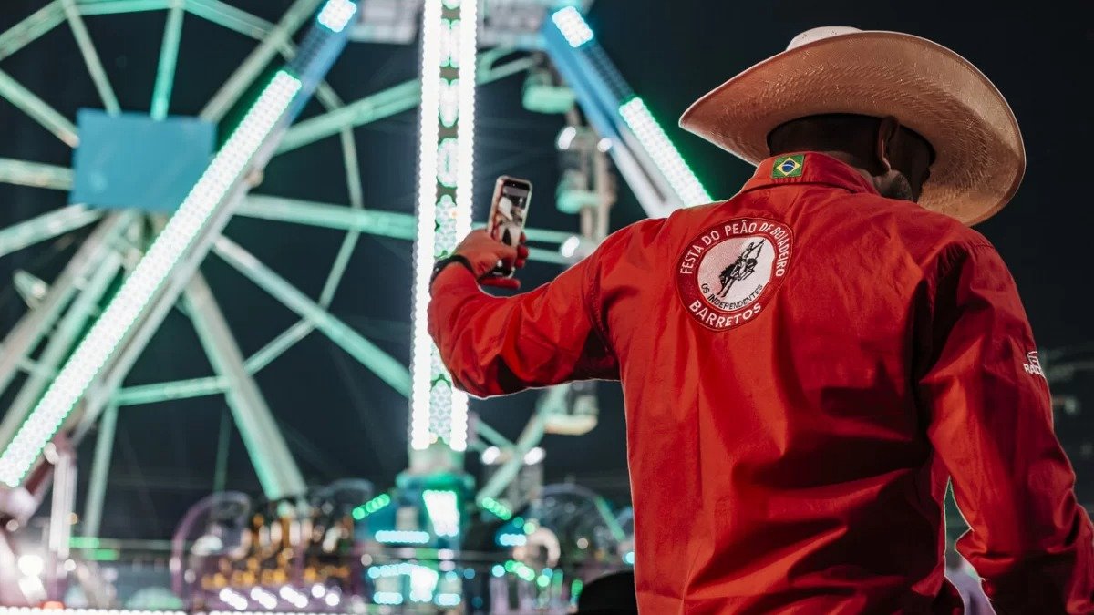 Participantes registram momentos da 70&ordf; Festa do Pe&atilde;o de Barretos, evento que exige planejamento financeiro detalhado. -  (crédito:  Alisson Demetrio)