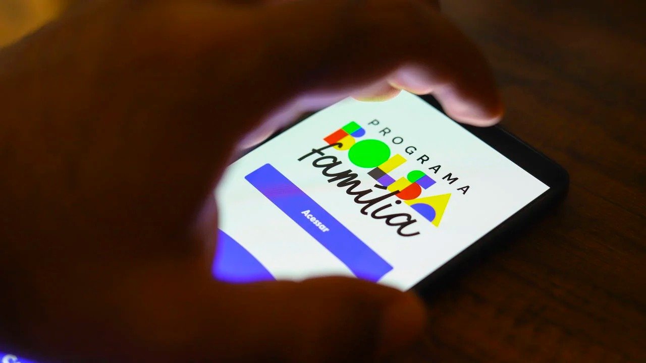 Aplicativo do Bolsa Fam&iacute;lia permite consultar a situa&ccedil;&atilde;o do benef&iacute;cio e verificar a necessidade de atualiza&ccedil;&atilde;o do Cadastro &Uacute;nico. -  (crédito: Ag&ecirc;ncia Brasil)