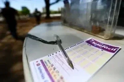 Preencher um bilhete da Lotof&aacute;cil para um bol&atilde;o pode aumentar as chances de ganhar e deve ser feito em canais oficiais. -  (crédito: Marcelo Camargo/ Ag&ecirc;ncia Brasil)