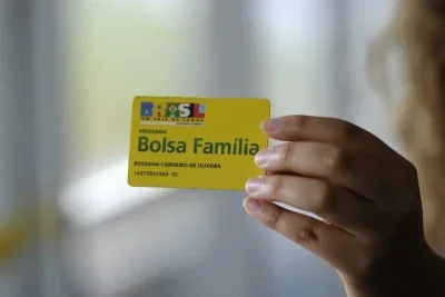 O cart&atilde;o do Programa Bolsa Fam&iacute;lia &eacute; fundamental para os benefici&aacute;rios que precisam manter o Cadastro &Uacute;nico atualizado. -  (crédito: Ag&ecirc;ncia Brasil)