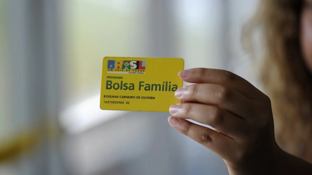 O cart&atilde;o do Programa Bolsa Fam&iacute;lia &eacute; fundamental para os benefici&aacute;rios que precisam manter o Cadastro &Uacute;nico atualizado. -  (crédito: Ag&ecirc;ncia Brasil)