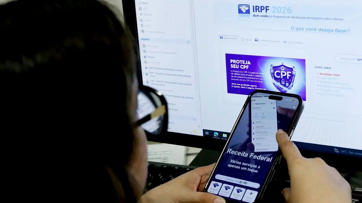 Contribuintes podem usar o site e o aplicativo da Receita Federal para consultar o IRPF 2026 e a restitui&ccedil;&atilde;o -  (crédito: Bruno Peres/Ag&ecirc;ncia Brasil)