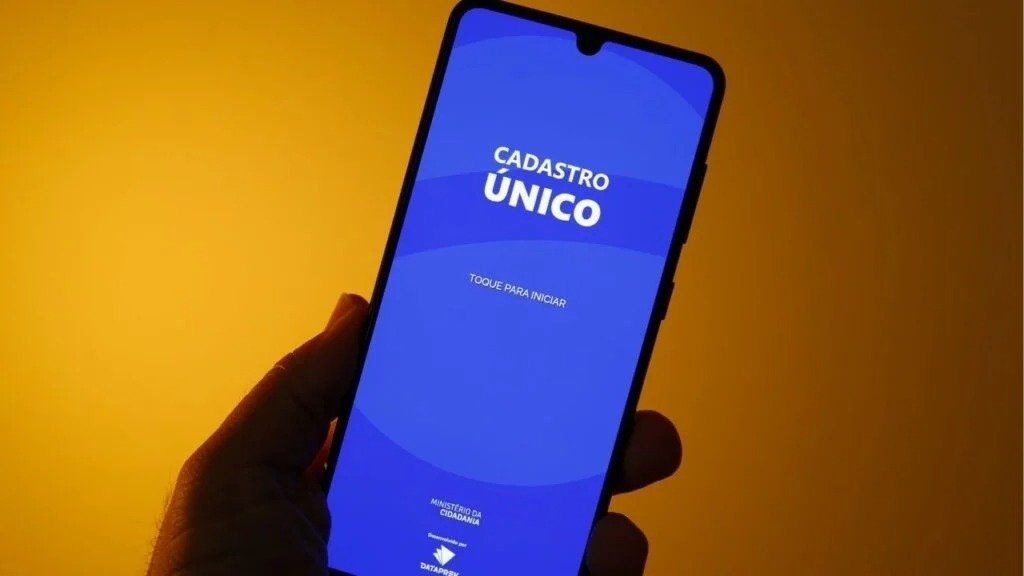 O aplicativo Cadastro &Uacute;nico &eacute; usado para acessar programas sociais, mas golpistas o exploram em fraudes, roubando dados de benefici&aacute;rios. -  (crédito: depositphotos.com / sidneydealmeida)