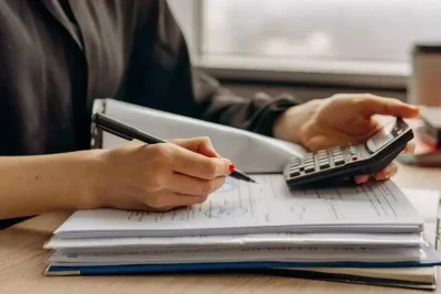 Quitar os d&eacute;bitos do aluguel &eacute; crucial para evitar o despejo e negociar a perman&ecirc;ncia no im&oacute;vel. -  (crédito: Mikhail Nilov/Pexels)