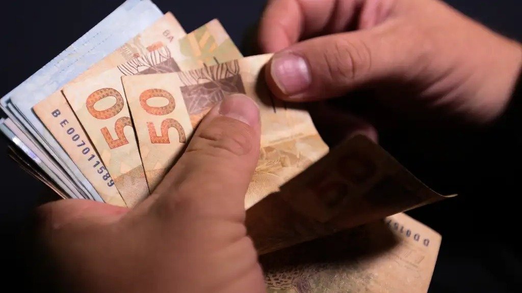 Recebimento do abono salarial PIS/PASEP gera grande expectativa entre milh&otilde;es de trabalhadores brasileiros. -  (crédito: Marcello Casal Jr/Ag&ecirc;ncia Brasil)