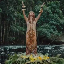 "Deus pra mim é a natureza: a árvore, o sol, a água", diz Anitta  - Anitta/Reprodução Instagram