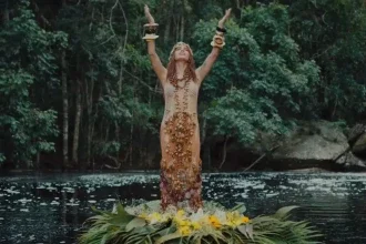 "Deus pra mim é a natureza: a árvore, o sol, a água", diz Anitta 