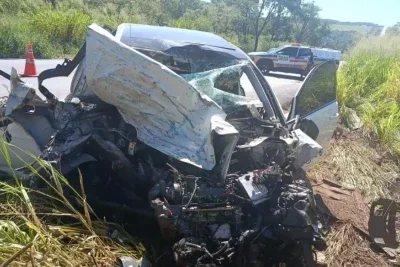 De acordo com as primeiras informações, o impacto foi violento, causando danos severos aos veículos -  (crédito: Divulgação/Polícia Militar Rodoviária)