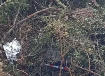 Caminhão-tanque com 16 mil litros de combustível tomba e mata motorista na MGC-135, no Norte de Minas, na manhã desta sexta-feira (24/4) -  (crédito: Divulgação/CBMMG)