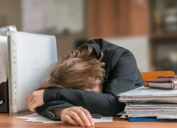 A exaust&atilde;o no ambiente de trabalho &eacute; um dos sinais mais evidentes da s&iacute;ndrome de burnout, impactando a sa&uacute;de e a produtividade. -  (crédito: depositphotos.com / vchalup2)