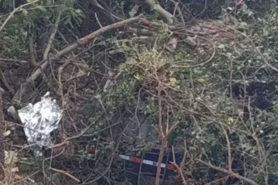 Caminhão-tanque com 16 mil litros de combustível tomba e mata motorista na MGC-135, no Norte de Minas, na manhã desta sexta-feira (24/4) -  (crédito: Divulgação/CBMMG)