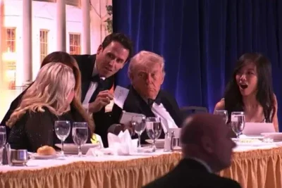 Trump momentos antes de ser retirado do jantar -  (crédito:  Reprodução/Fox News)