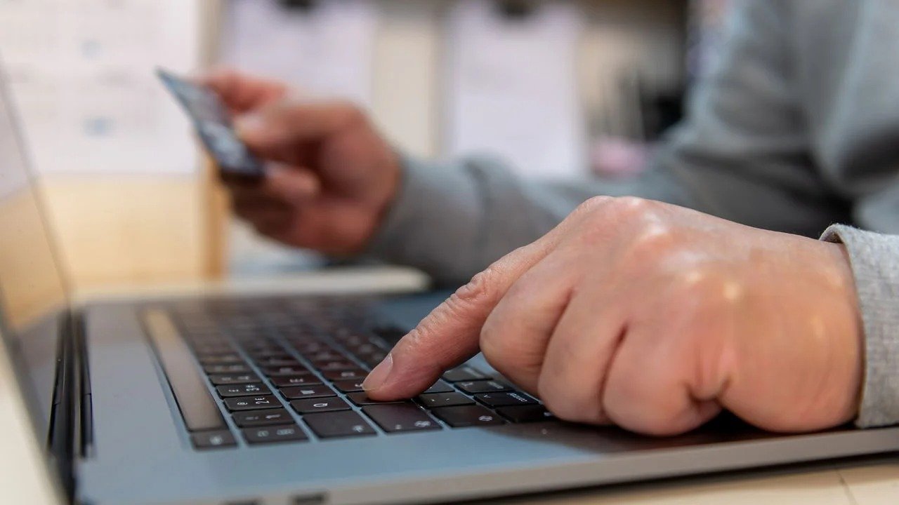 Aten&ccedil;&atilde;o em opera&ccedil;&otilde;es digitais &eacute; necess&aacute;ria; golpistas visam dados pessoais e banc&aacute;rios de benefici&aacute;rios do INSS. -  (crédito: depositphotos.com / MingPhoto)