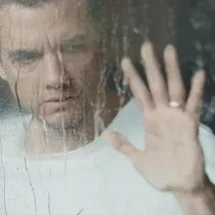 A Última Casa: Suspense da Netflix com Wagner Moura ganha data e fotos - Observat&oacute;rio do Cinema