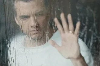 A Última Casa: Suspense da Netflix com Wagner Moura ganha data e fotos