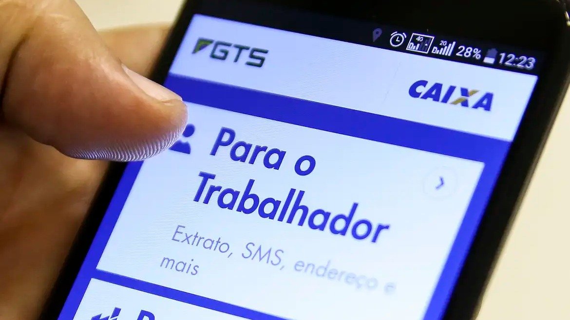 Trabalhadores podem consultar o abono salarial e outros benef&iacute;cios de forma digital, como pelo aplicativo da Caixa Econ&ocirc;mica Federal. -  (crédito: Marcelo Camargo / Ag&ecirc;ncia Brasil)
